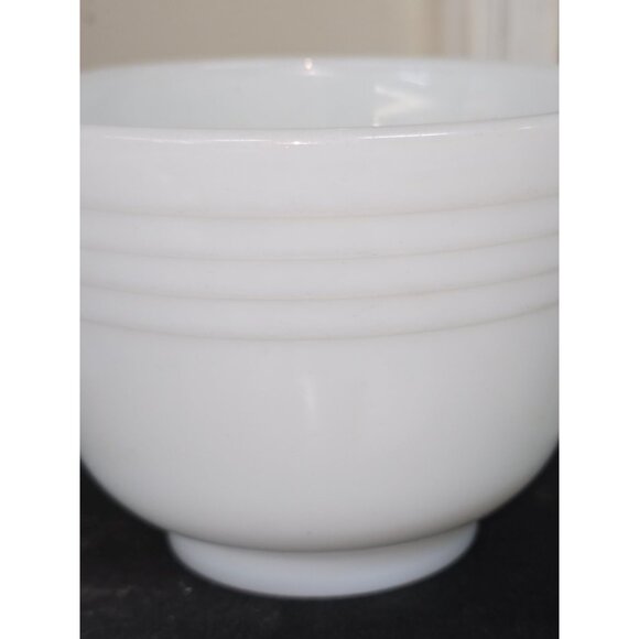 Pyrex Ribbed Mixing Bowl #37 with Spout White Milk Glass - Picture 6 of 8